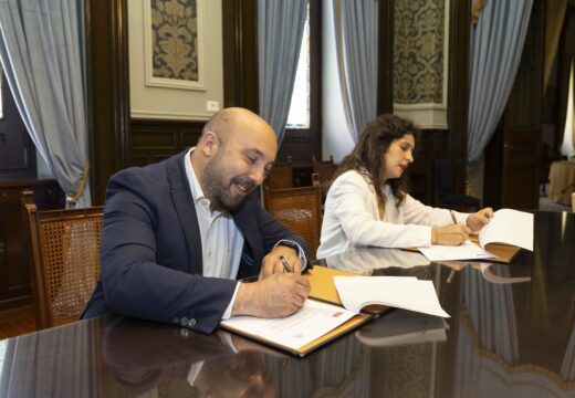 José Manuel Lage e Avia Veira asinan o acordo de investidura polo que Inés Rey será alcaldesa outros catro anos